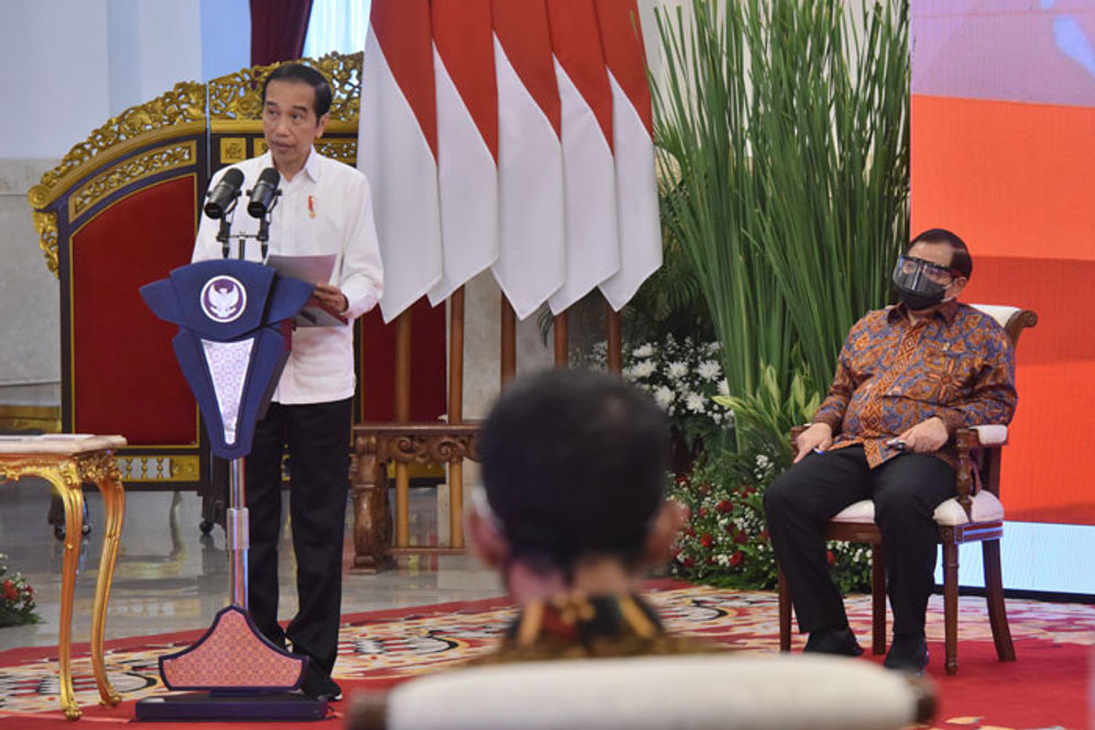 Presiden Jokowi saat meluncurkan Bantuan Tunai Se-Indonesia Tahun 2021, Senin (04/01/2021), di Istana Negara, Jakarta. (Foto: Humas/Jay)