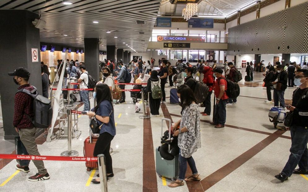 Penumpang antre di depan konter maskapai di Bandara Juanda Surabaya