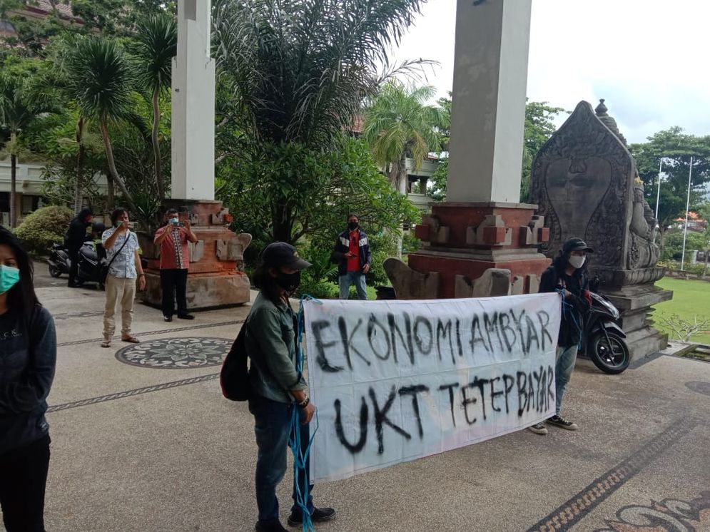 Mahasiswa Unud yang melakukan aksi potes terhadap kebijakan Rektorat Unud terkait UKT, Selasa (5/1/2021)