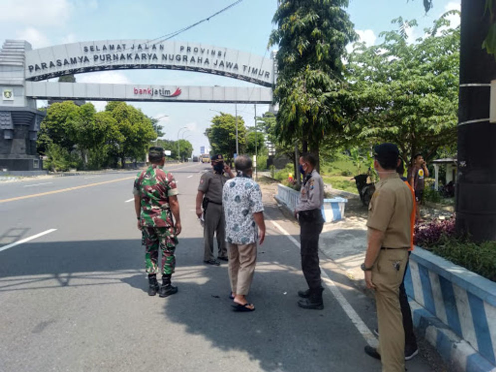 Pintu masuk Kabupaten Ngawi dari Jawa Tengah. Ngawi masuk zona merah sekarang
