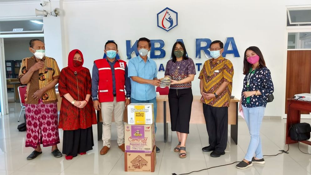 Penyerahan donasi dari TPS Food bersama Metta Care untuk Griya PMI Surakarta