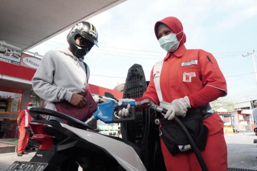 Pelanggan mengisi BBM di salah satu SPBU.