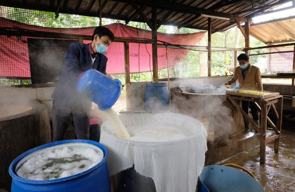 Pekerja mengenakan busana formil jas, kemeja, dan berdasi layaknya pekerja kantoran memproduksi tahu di industri rumahan Usaha Mikro Kecil Menengah (UMKM) kawasan Sukaraja, Kabupaten Bogor, Jawa Barat, Senin, 14 Desember 2020. Foto : Ismail Pohan/TrenAsia