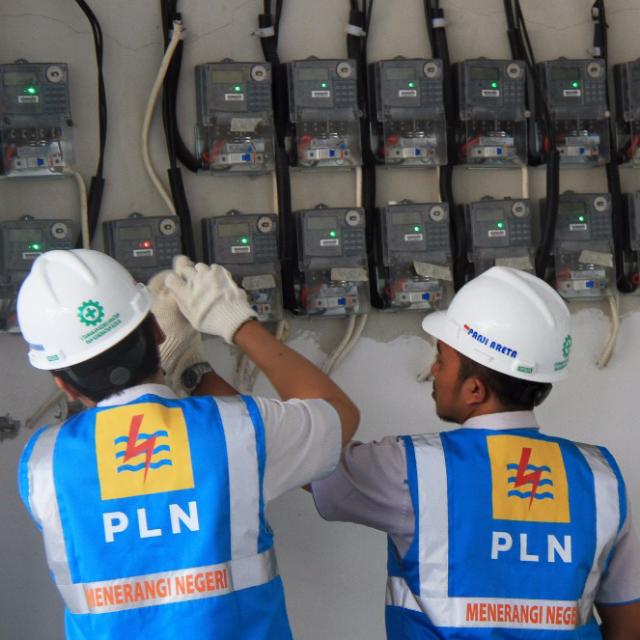 Petugas PLN melakukan pemantauan meteran