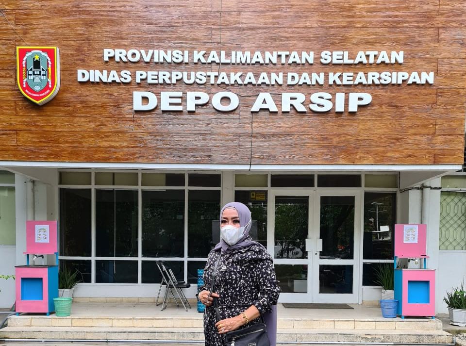 Dispersip Kalsel serahkan hadiah kepada pemenang lomba