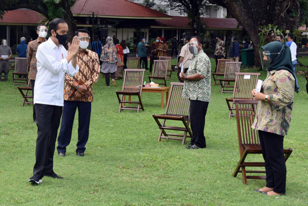 Presiden Jokowi bersama para penerima Bantuan Modal Kerja, di Halaman Tengah Istana Merdeka, Jakarta, Rabu (6/1/2021). (Foto: Humas/Rahmat)