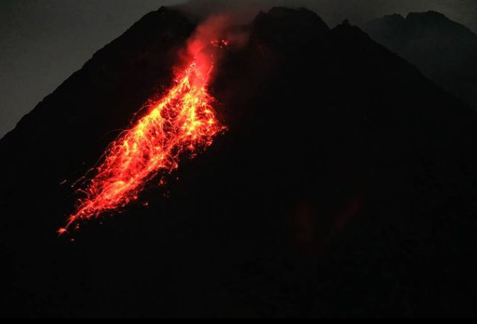 Guguran lava pijar Merapi