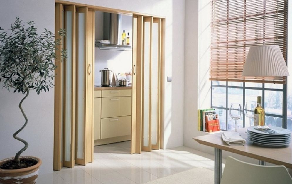 Pintu yang dikreasikan dapat memperindah ruangan sempit dengan tetap terlihat luas.
