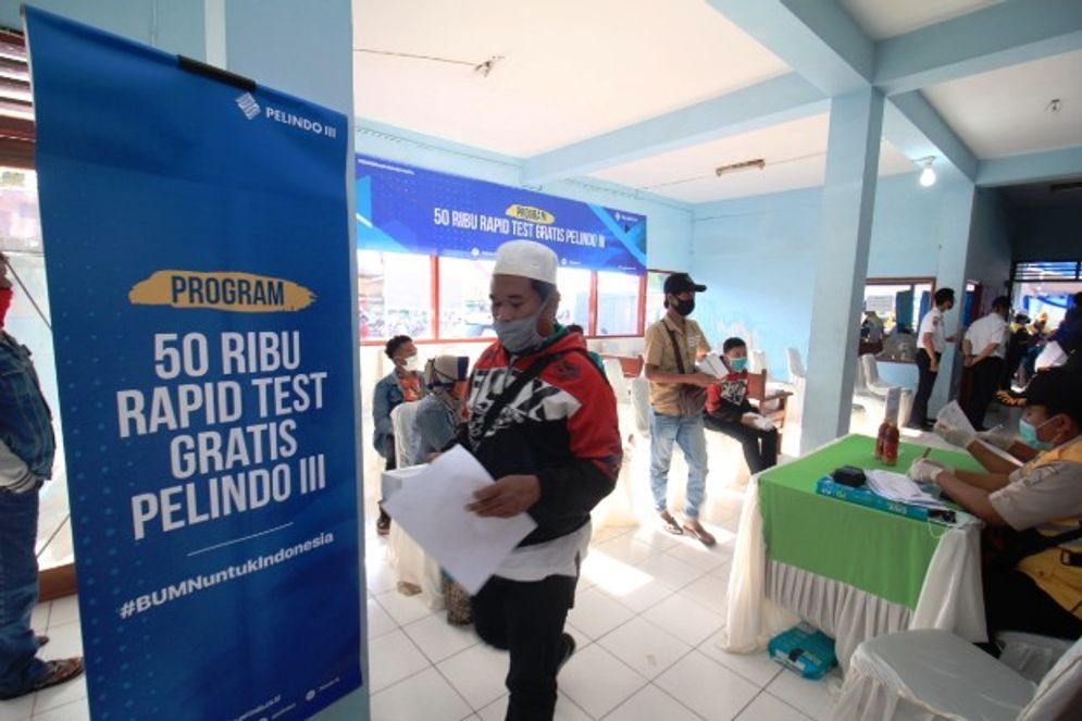 Pelindo III pemeriksaan rapid memberikan rapid tes antigen gratis bagi calon penumpang kapal laut di Terminal Gapura Surya Nusantara - Pelabuhan Tanjung Perak Surabaya.