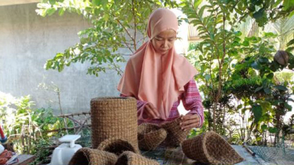 Mela tengah membuat pot dari sabut kelapa di Pariaman. Foto: doc Pemko Pariaman