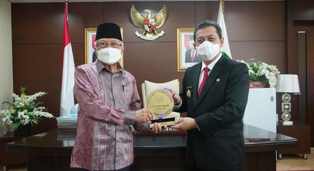 Wagub Kaltim Hadi Mulyadi menerima penghargaan Harmony Award