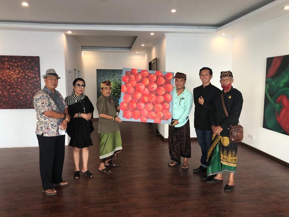 Raja Klungkung, Ida Dalem Semaraputra mengapresiasi pameran lukisan bertajuk "Timeless Art Exhibition and Culinary" di Konderatu Beach Club, Badung