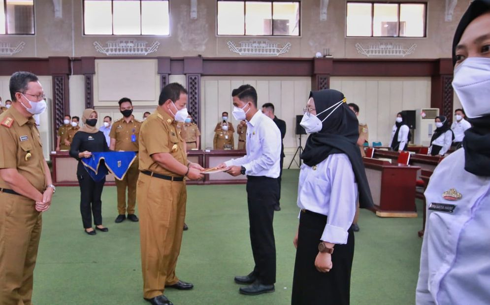 Gubernur Lampung Arinal Djunaidi menyerahkan SK kepada 410 CPNS Formasi 2019 di Gedung Pusiban, Kantor Gubernur, Bandar Lampung, Selasa (12/1/2021). 