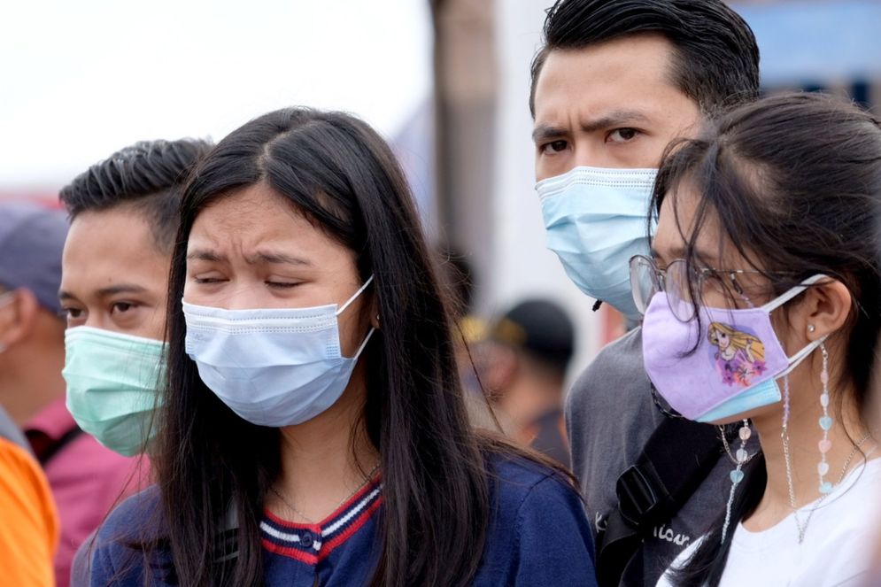 Kerabat korban jatuhnya pesawat Sriwijaya Air SJ 182 mendatangi posko evakuasi temuan di dermaga JICT 2, Tanjung Priok, Jakarta Utara, Senin, 11 Januari 2021. Foto: Ismail Pohan/TrenAsia