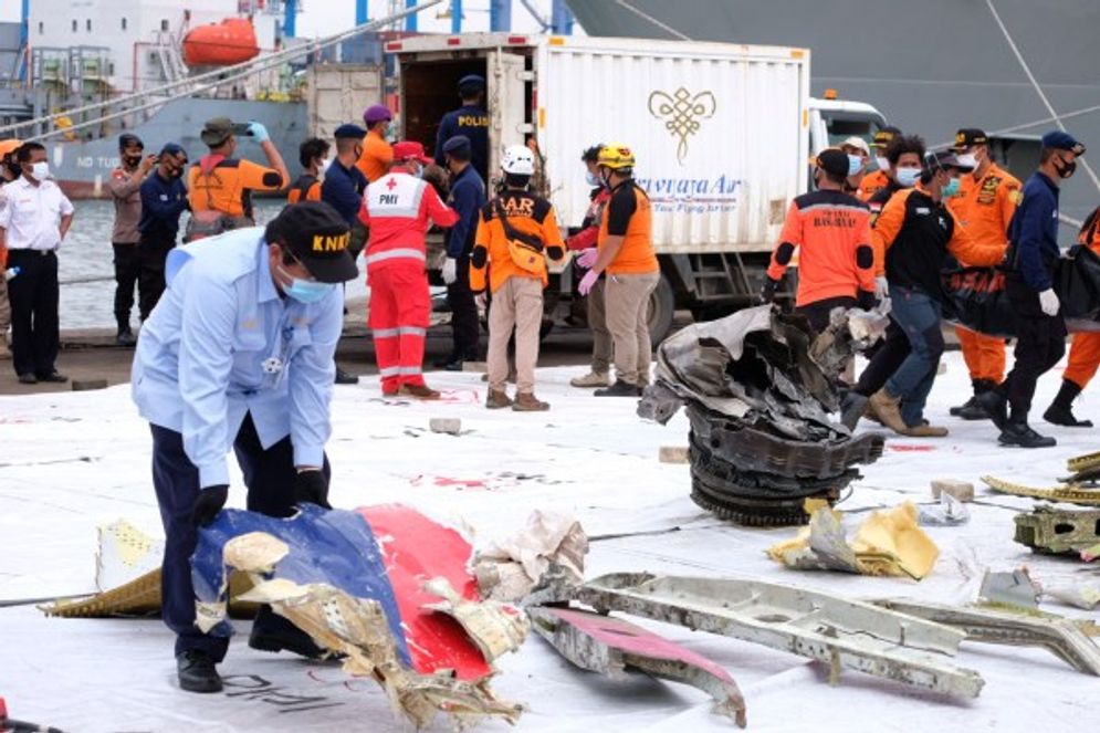  Tim gabungan mengangkat serpihan pesawat Sriwijaya Air SJ 182 yang berhasil di evakuasi dari lokasi pencarian jatuhnya pesawat di perairan Kepulauan Seribu di dermaga JICT 2, Tanjung Priok, Jakarta, Senin, 11 Januari 2021. 
