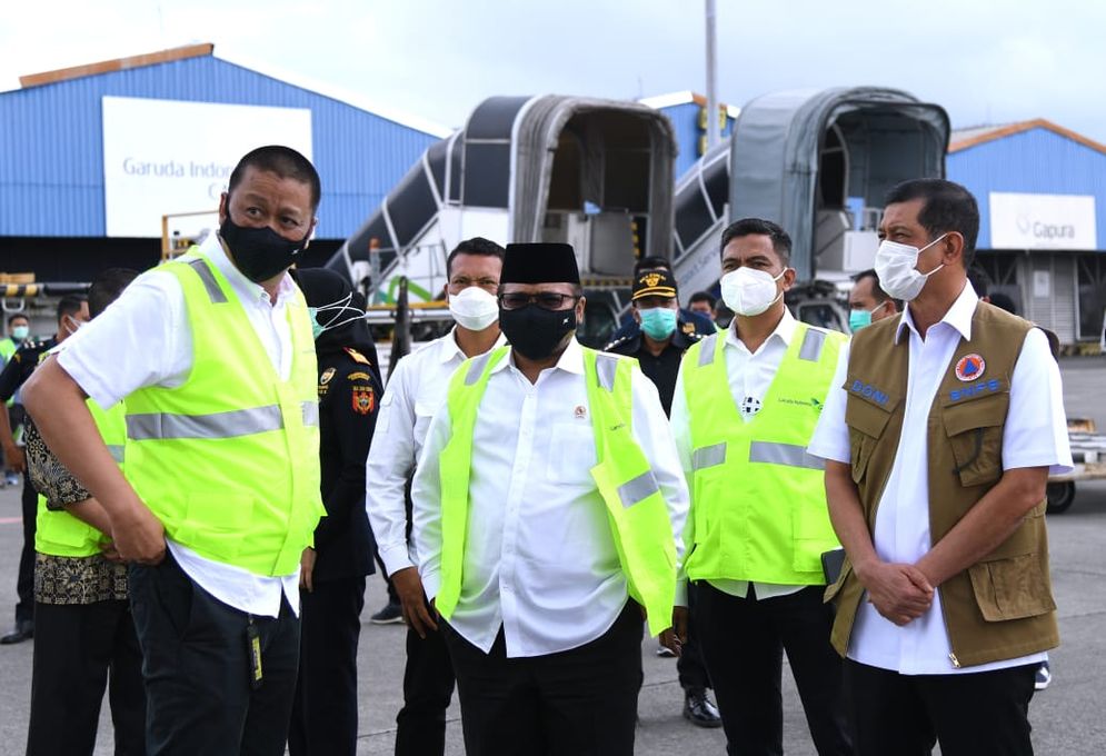 Menteri Agama, Ketua satgas penanganan covid19 dan tim saat menerima kedatangan bahan vaksin dari Sinovac di Bandara internasional Soekarno Hatta