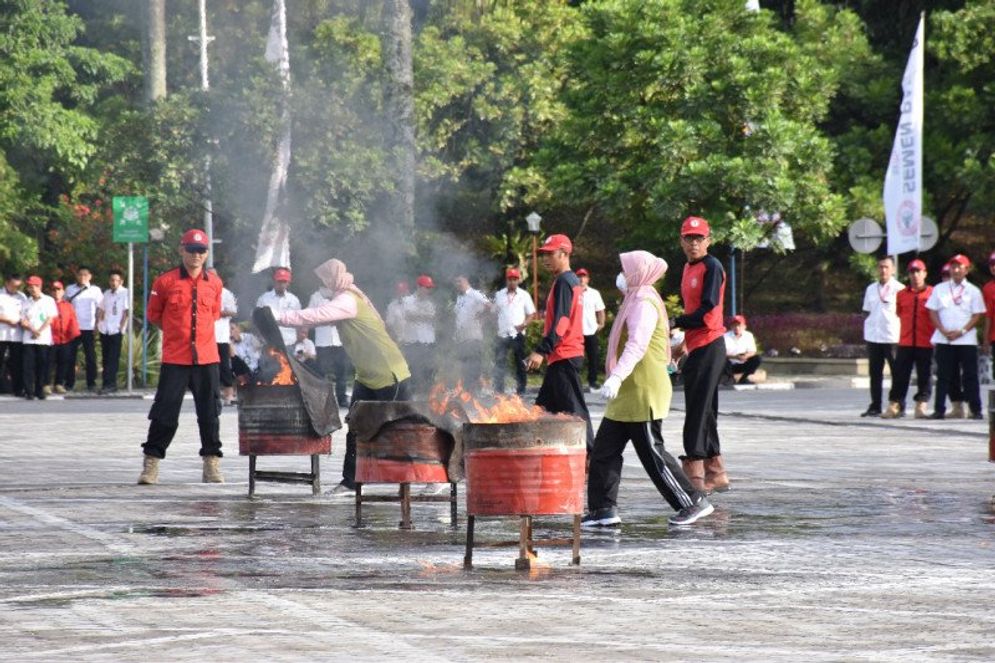 Simulasi pemadaman api pada pembukaan Bulan 3 Nasional dan Bulan Mutu PT Semen Padang  2020 di Padang. Foto: ist