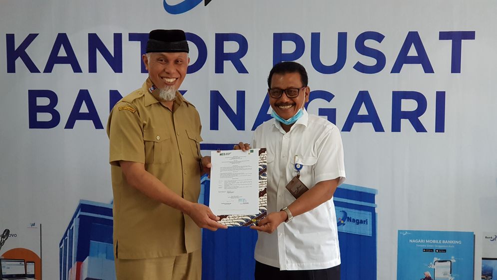 Direktur Utama Bank Nagari Muhamad Irsyad (kanan) bersama Ketua Umum MES Sumbar Mahyeldi Ansharullah (kiri) di acara kerjasama MES dengan Bank Nagari. Foto: ist