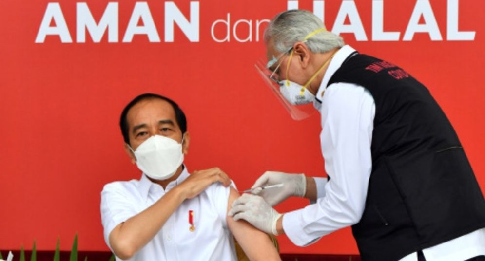 Presiden Joko Widodo disuntik dosis pertama vaksin corona Sinovac oleh vaksinator Wakil Ketua Dokter Kepresidenan Prof Abdul Mutalib (kanan) di beranda Istana Merdeka, Jakarta, Rabu (13/1/2021).
