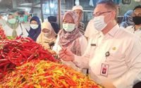 Dinas Perindustrian Perdaganan Koperasi dan UKM sidak ke pasar terkait harga cabai yang mengalami kenaikan