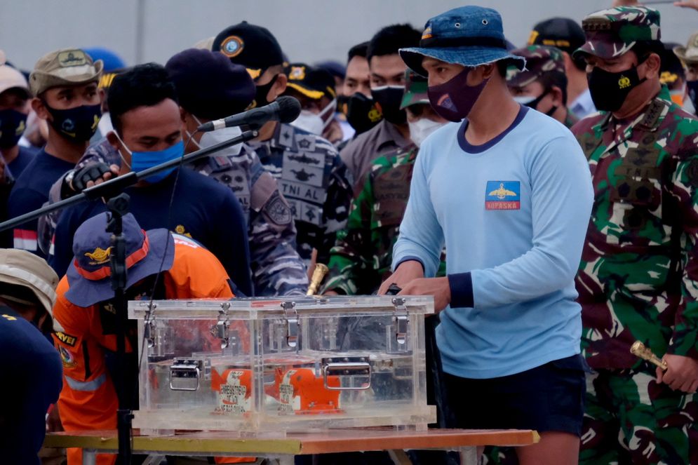 Tim penyelam meletakkan black box Flight Data Recorder (FDR) kecelakaan pesawat Sriwijaya Air SJ-182 di dermaga JICT 2, Tanjung Priok, Jakarta, Selasa, 12 Januari 2021. Foto: Ismail Pohan/TrenAsia