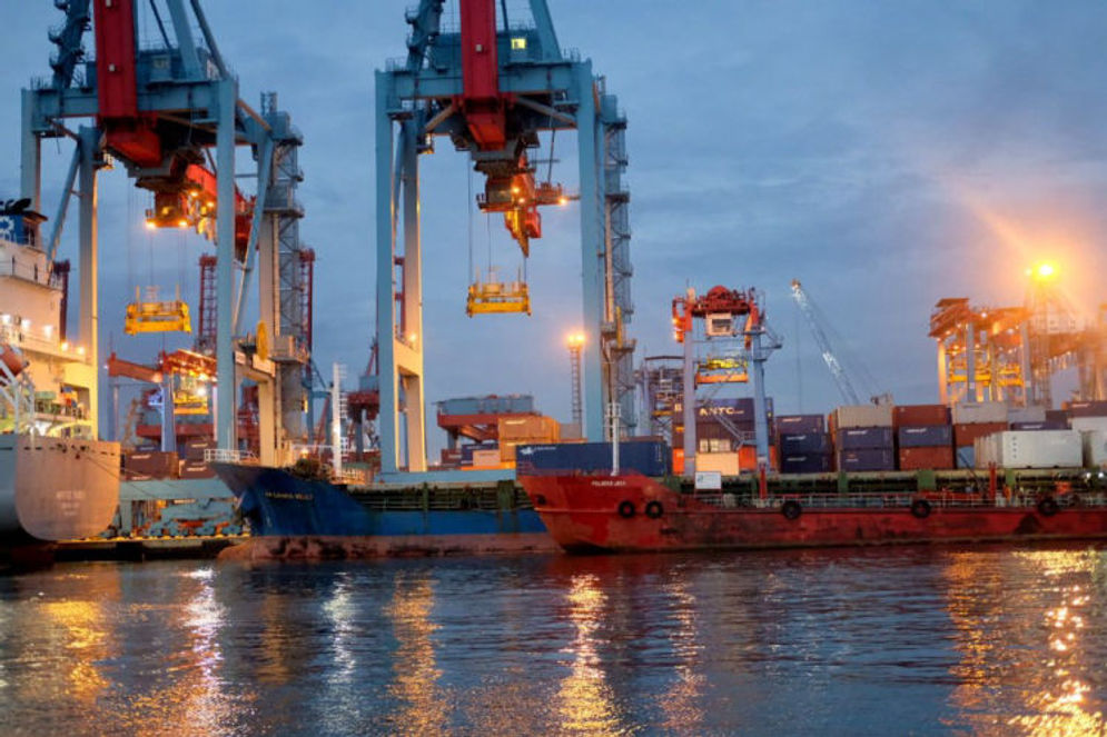 Berkat Asas Cabotage, Tarif Angkutan Kontainer Domestik di 2021 Diperkirakan Masih Stabil Suasana bongkar muat peti kemas di dermaga Pelabuhan Tanjung Priok, Jakarta, Senin (11/1/2021). 