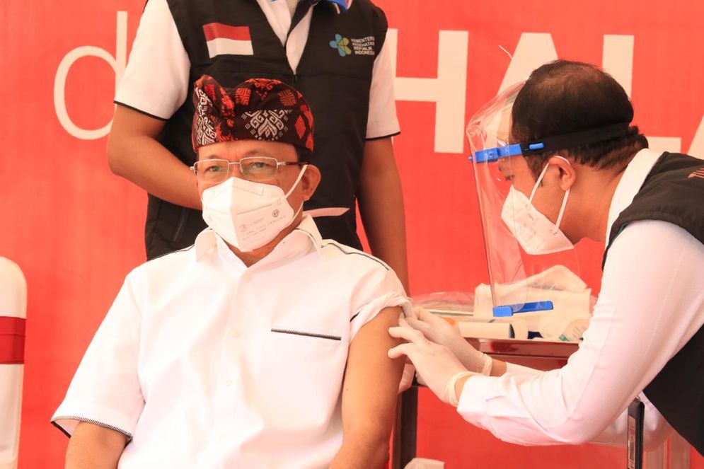Gubernur Bali, Wayan Koster menerima suntikan perdana vaksin Covid-19 di Provinsi Bali