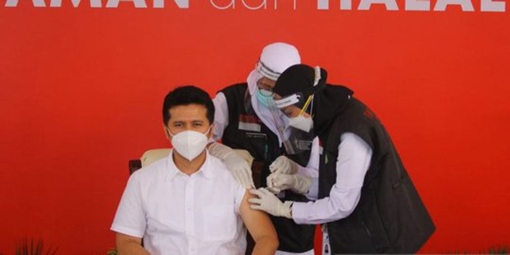 Wakil Gubernur Jatim Emil Dardak saat mendapat suntikan vaksinasi