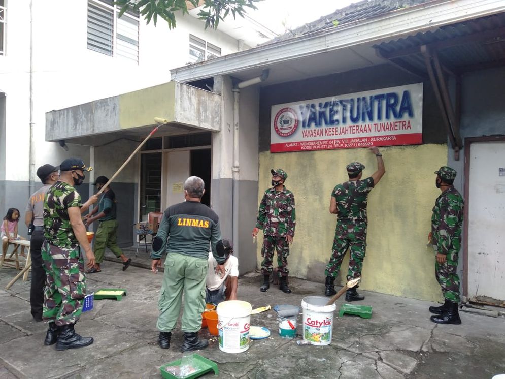 Bakti TNI mengecat bangunan Yaketuntra Solo