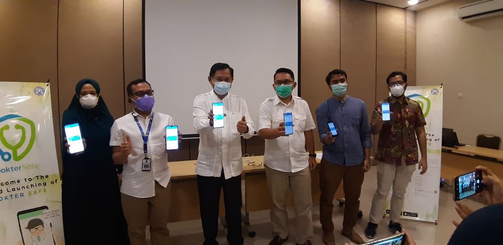 Dekan FK Unair, Prof Dr dr Budi Santoso, SpOG(K) bersama jajaran sivitas akademika FK Unair saat memperlihatkan aplikasi karya sivitas akademika FK Unair, Jumat (15/1/2021).