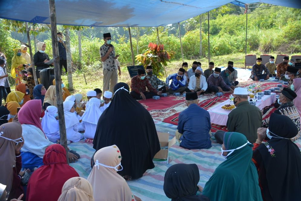 Gubernur Sumbar Irwan Prayitno saat berada meresmikan pembangunan Sekolah TK QU/ SDIT Alam/ Rumah Tahfizh Shirath di Jorong Sungai Janiah, Nagari Tabek Panjang, Sabtu (16/1/2021). IST