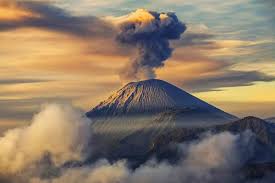 Ilustrasi: Gunung Semeru Bergejolak