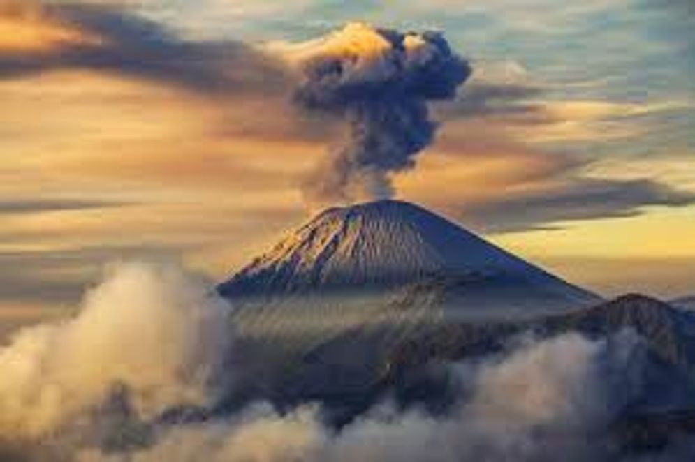 Ilustrasi: Gunung Semeru Bergejolak