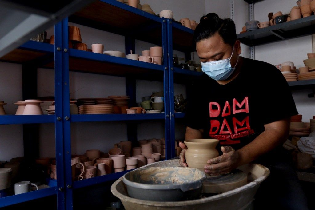 Perajin menyelesaikan pembuatan produk keramik rumahan berbahan tanah liat di Jurang Mangu, Kota Tangerang Selatan, Banten, Senin, 18 Januari 2021. Foto: Ismail Pohan/TrenAsia