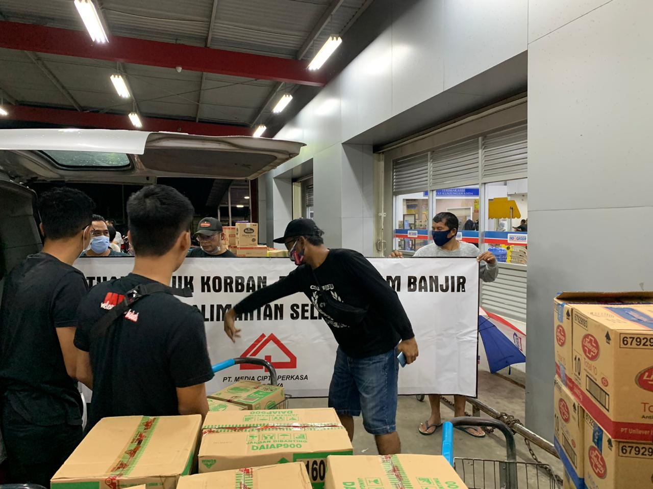 Relawan mengirimkan bantuan kepada korban banjir di Kalsel awal tahun lalu.