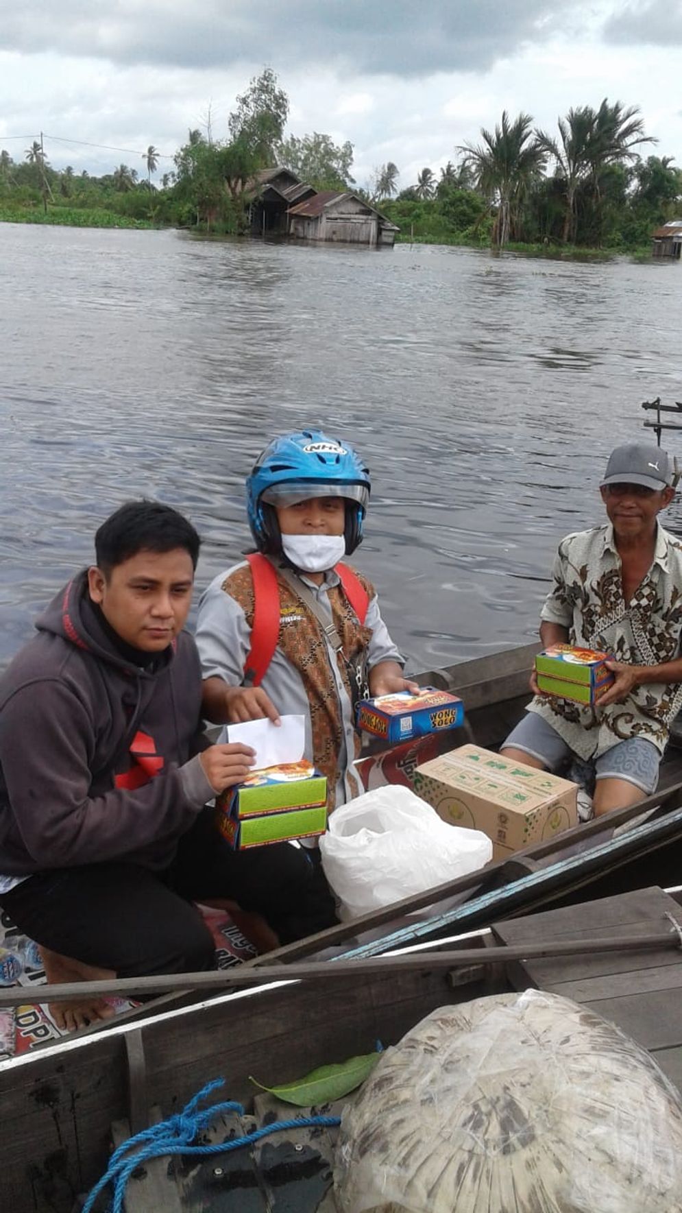 Wong solo peduli membagikan bantuan nasi kotak untuk korban banjir Kalimantan Selatan