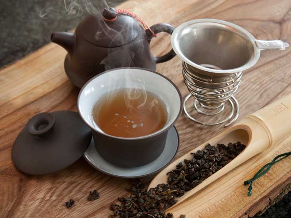 Teh oolong, merupakan minuman yang diproses dengan car difermentasi dan berkhasiat sebagai pemecahan lemak pada tubuh manusia.