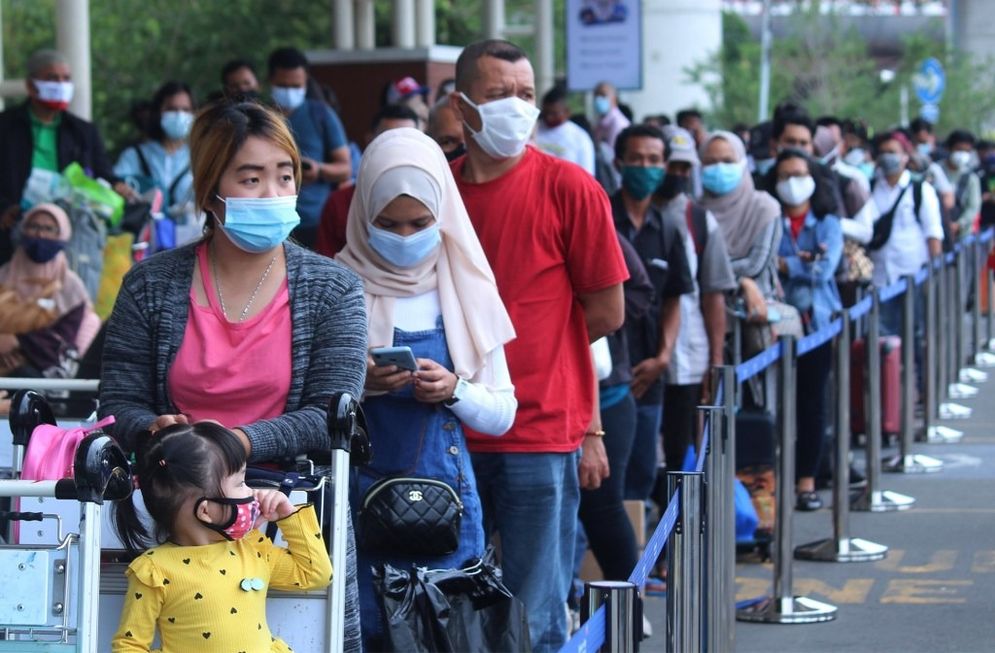 Calon penumpang pesawat mengantre untuk mengikuti tes cepat antigen di area Terminal 2 Bandara Soekarno Hatta, Tangerang, Banten, Selasa, 22 Desember 2020. Foto: Panji Asmoro/TrenAsia