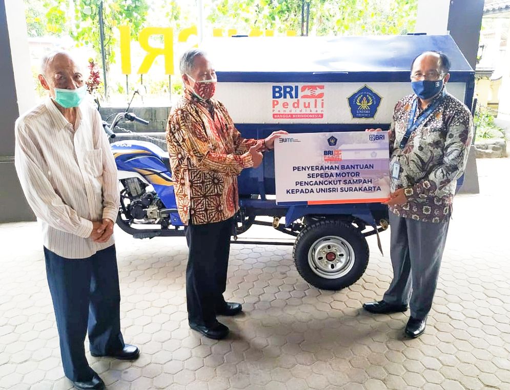 Penyerahan sepeda motor sampah dari Bank BRI untuk Unisri Surakarta