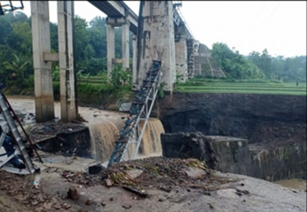 Jembatan kereta api di Sungai Glagah, Brebes, Jawa Tengah yang runtuh pada Senin (11/1/2021).