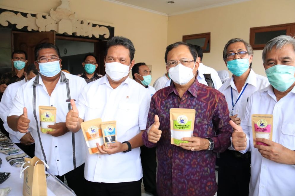Menteri Kelautan dan Perikanan RI, Sakti Wahyu Trenggono dalam kunjungan kerjanya ke BBRBL-PP Gondol-Bali.
