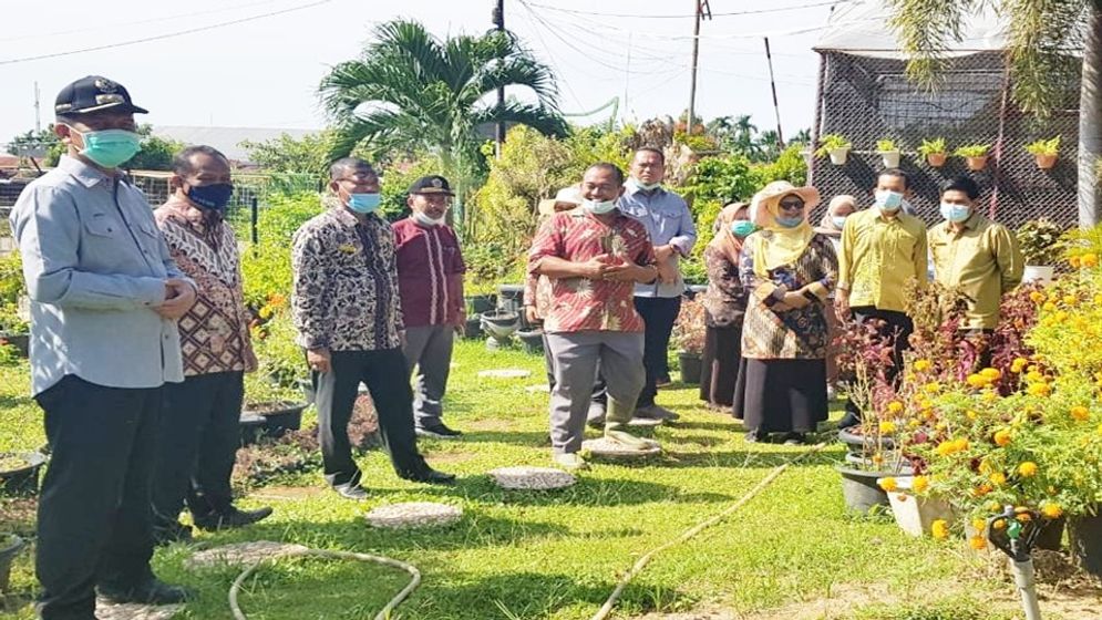 Wali Kota Pariaman Genius Umar (kiri) saat berkunjung ke UPTD Balai Benih Induk Dinas Pertanian Tanaman Pangan dan Holtikultura Sumbar. Foto: ist