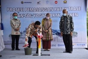 Sultan HB X saat memasang patok Trase tol Yogya-Bawen
