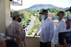Bupati Sleman saat memantau kesiapan evakuasi warga di lereng Merapi
