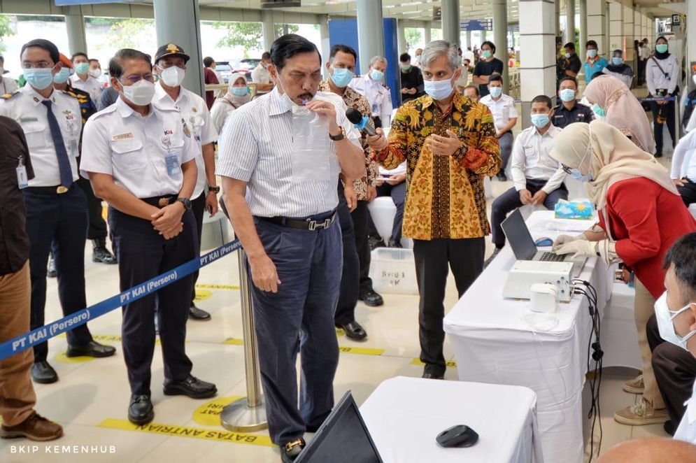 Menko Marves Luhut Binsar Pandjaitan saat mencoba alat deteksi COVID-19 GeNose karya Universitas Gadjah Mada (UGM) di Stasiun KA Pasar Senen, Jakarta, Sabtu 23 Januari 2021. Dok BKIP