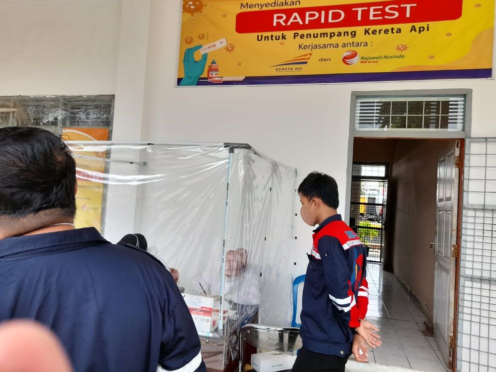 Antre untuk rapid tes antigen di Stasiun Kereta Api Lahat