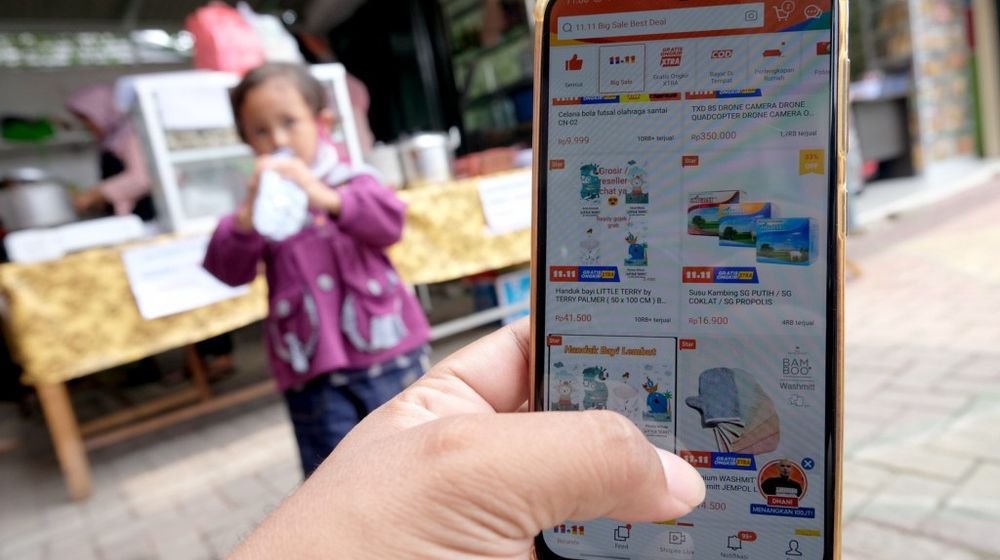 Warga mengakses salah satu platform e-commerce untuk berbelanja secara daring melalui gawai dalam rangka Hari Belanja Online Nasional atau ‘Harbolnas 11.11’ di Tangerang, Banten, Rabu, 11 November 2020. Foto: Ismail Pohan/TrenAsia