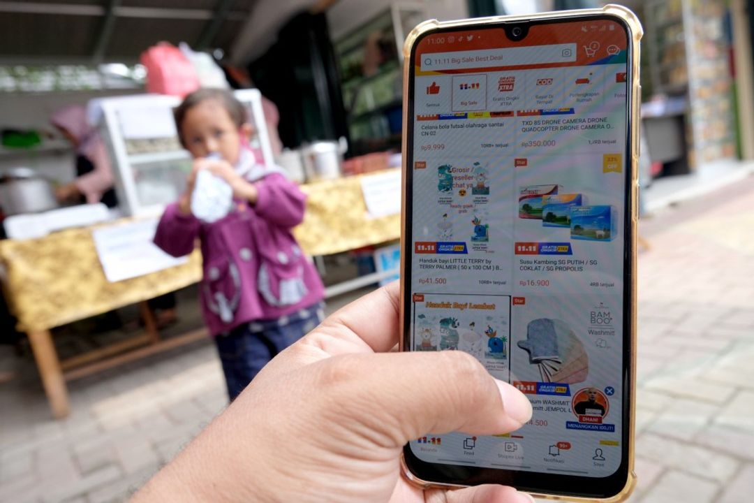 Warga mengakses salah satu platform e-commerce untuk berbelanja secara daring melalui gawai dalam rangka Hari Belanja Online Nasional atau ‘Harbolnas 11.11’ di Tangerang, Banten, Rabu, 11 November 2020. Foto: Ismail Pohan/TrenAsia
