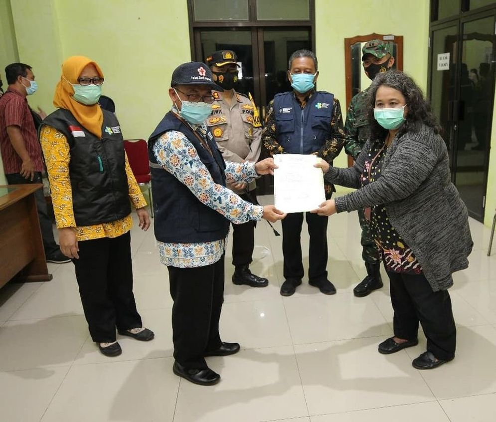 penyerahan, Pelaksana harian (Plh) Kasi Farmasi Dinas Kesehatan Provinsi Jawa Timur Susilo Ari Wardani selaku tim pengantar vaksin COVID-19 ke Pacitan kepada di.Hendra Purwaka Selakuk Plh. Kapala Dinas Kesehatan Pacitan