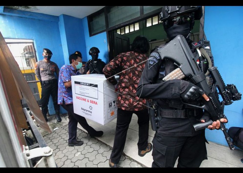 Vaksin Sinovac saat datang pertama di Surabaya yang dapat pengawalan ketat